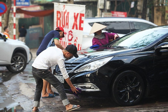 Hà Nội: Lãng phí nước sinh hoạt phục vụ hoạt động rửa xe