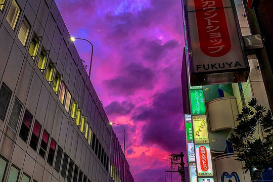 Trước siêu bão Hagibis đổ bộ, bầu trời Nhật Bản chuyển tím kì lạ