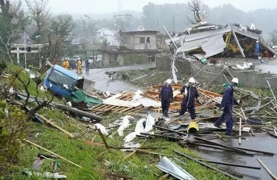Nhật Bản dồn dập bị tấn công: Động đất rung chuyển Tokyo trong khi siêu bão Hagibis đổ bộ