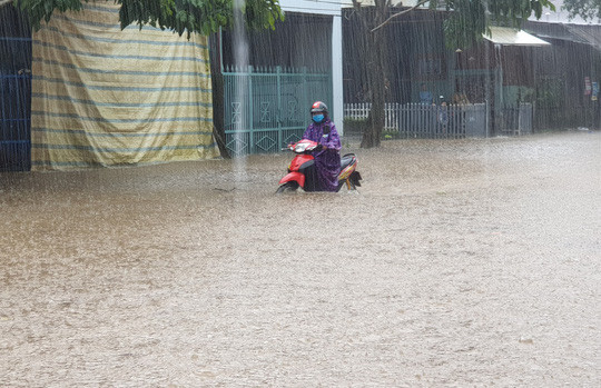 Lâm Đồng: Phố núi Bảo Lộc ngập sâu sau mưa lớn
