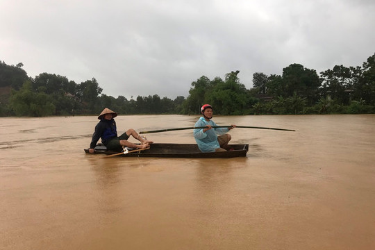 Hà Tĩnh: Huyện miền núi Hương Sơn ngập lụt, bị chia cắt cục bộ