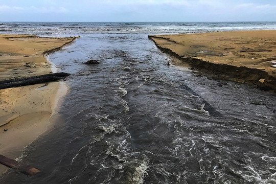 Đà Nẵng: Nước thải đen ngòm, bốc mùi cuồn cuộn xả thẳng ra biển