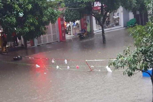 Nghệ An: Mưa lớn kéo dài, hàng loạt tuyến đường ở thành Vinh chìm trong biển nước