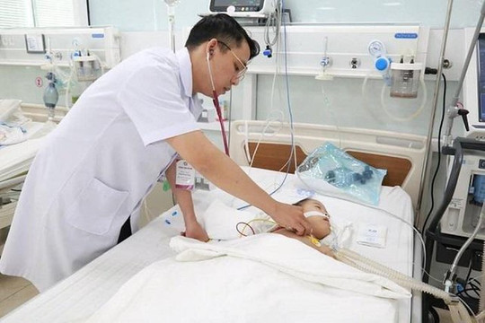 Phú Thọ: Bệnh nhi 40 tháng tuổi bị viêm phổi nặng do uống nhầm dầu hỏa
