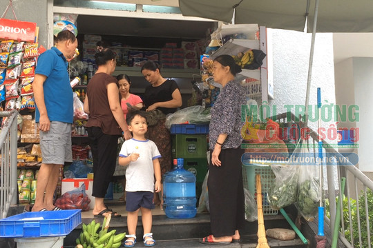 Hà Nội: Người dân đổ xô mua nước đóng chai bất chấp loạn giá