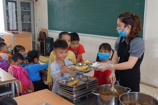 Trường học Hà Nội mua nước sạch nấu ăn cho học sinh sau sự cố nước sông Đà nhiễm dầu