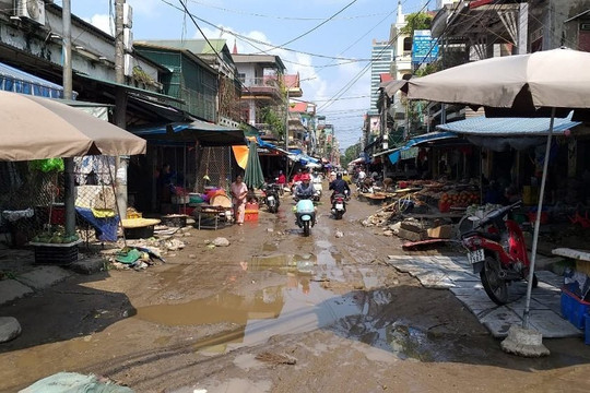 Nghệ An: Nước rút, người dân TP Vinh tất bật dọn dẹp sau lũ