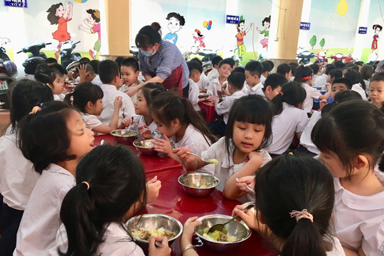Trường học Hà Nội chủ động đổi nguồn nước nấu ăn bán trú an toàn