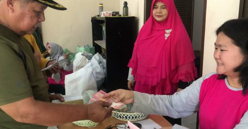 Indonesia: Người dân thích thú đổi rác lấy vàng