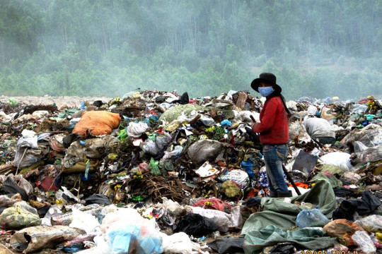 Hơn 60.000 tấn chất thải rắn đổ ra môi trường mỗi ngày