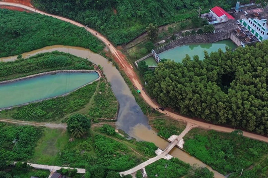 Triệu tập một số người nghi liên quan đến vụ đổ trộm chất thải gây ô nhiễm nguồn nước sạch sông Đà
