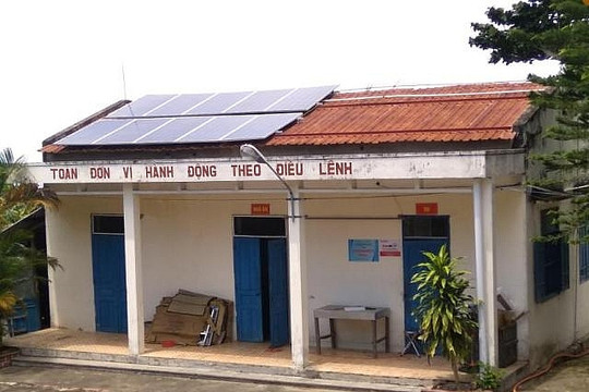 Kiên Giang: Nạp điện năng lượng mặt trời cho trạm ra đa trên đảo Thổ Chu