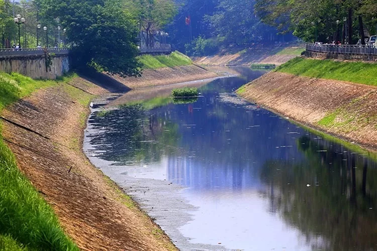 Hà Nội: Cần có chế tài ngăn ô nhiễm dầu mỡ cho sông, hồ