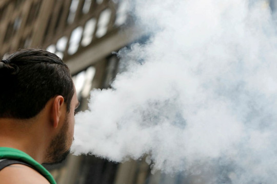 Mỹ: Tăng cường kiểm tra thuốc lá điện tử do bệnh phổi bùng phát