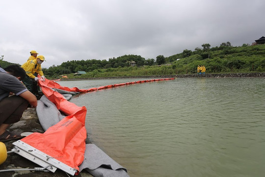 Công ty nước Sông Đà lắp 20 điểm lưới lọc dầu thải tại hồ Đầm Bài sau 1 tuần xảy ra sự cố