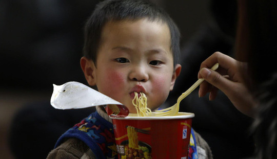 UNICEF: Cảnh báo trẻ em Đông Nam Á suy dinh dưỡng vì lạm dụng mì ăn liền