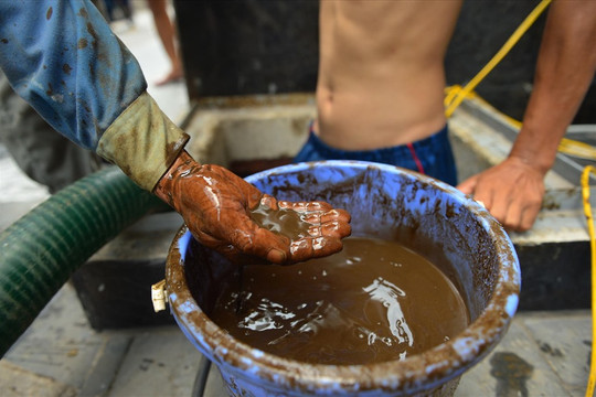 Hà Nội: Chung cư rửa bể sau vụ đổ trộm dầu thải,phát hiện nước lắng cặn đặc sệt
