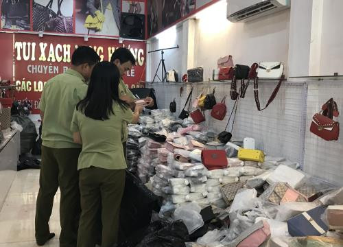 Hà Nội: Thu giữ hàng loạt sản phẩm túi xách giả nhãn hiệu nổi tiếng