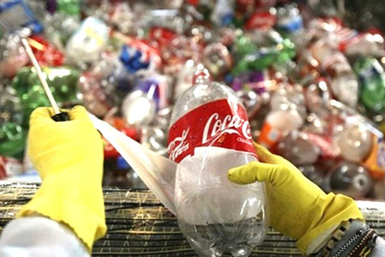 Coca-Cola lần thứ 2 liên tiếp đứng đầu danh sách phát thải nhựa ra môi trường