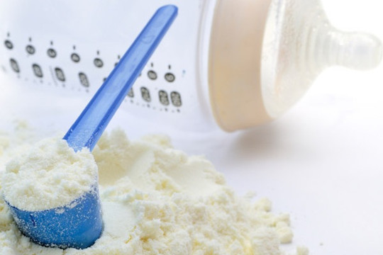Phát hiện lượng nhỏ dầu khoáng gây ung thư trong một số nhãn hiệu sữa bột cho trẻ em