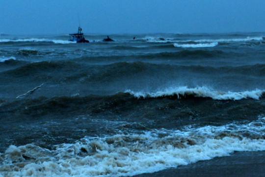 Dự báo thời tiết ngày 30/10: Vùng biển ngoài khơi từ Quảng Ngãi đến Ninh Thuận có gió mạnh