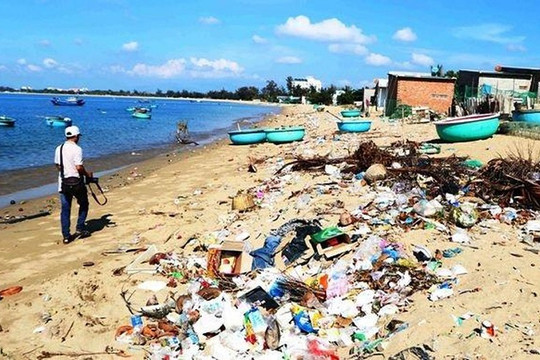 Ninh Thuận: Báo động tình trạng rác thải tràn lan ở các bãi biển