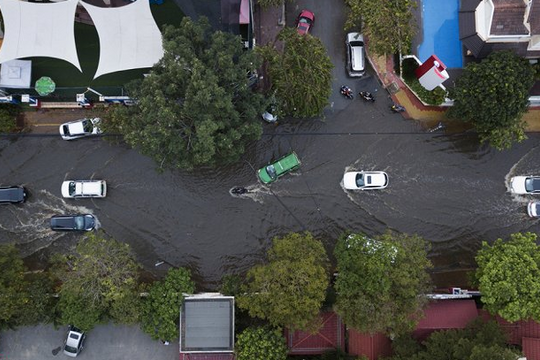Triều cường dâng cao, đường phố biến thành sông người Sài Gòn lại “bì bõm” lội nước