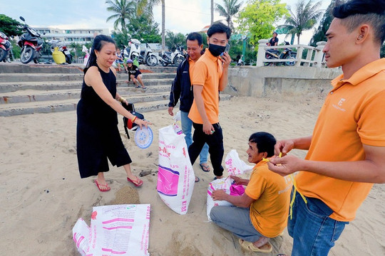 Người dân Nha Trang ra biển xúc cát về chuẩn bị chống cơn bão số 5