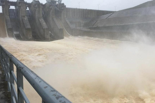 Thừa Thiên – Huế: Hoàn lưu bão số 5 gây mưa lớn, thủy điện A Lưới điều tiết nước sang Lào