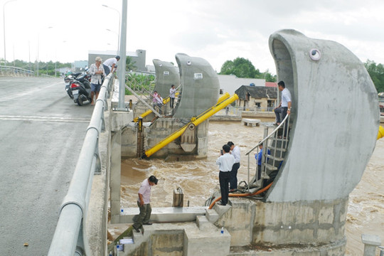 Bạc Liêu: Công trình chống ngập làm ngập 100 nhà dân