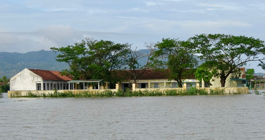 Bình Định: Hơn 14.000 học sinh chưa thể tới trường vì ngập lụt sau bão