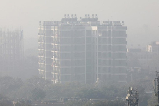 Ấn Độ: Cuộc sống người dân New Delhi đảo lộn vì  bị bao phủ khói mù độc hại