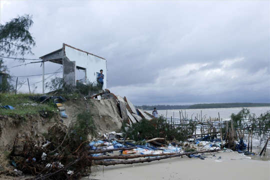 Quảng Nam: Sạt lở bờ biển uy hiếp xã đảo Tam Hải