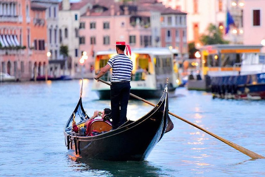 Venice: Người chèo thuyền gondola chung tay làm sạch lòng kênh