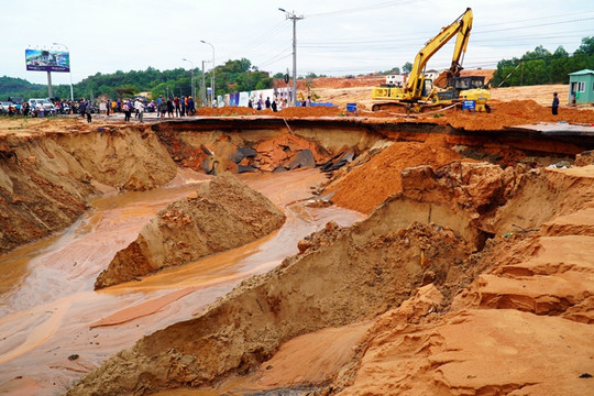 Bình Thuận: Lũ cát đỏ tàn phá đường ven biển Phan Thiết – La Gi