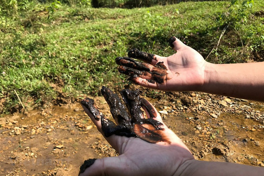 Thêm dòng suối Đồng Bãi bị ‘bức tử’ sau sự cố nhiễm dầu thải sông Đà