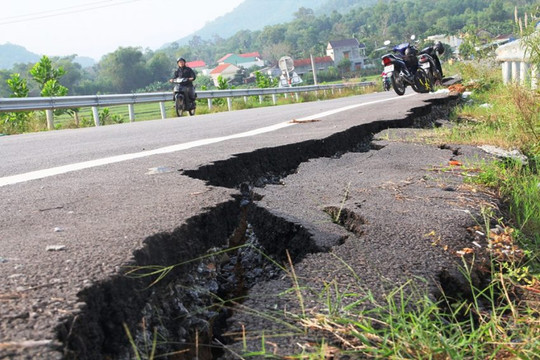 Cao tốc Đà Nẵng – Quảng Ngãi: Đường dẫn lên cầu vượt cao tốc 34.500 tỷ lại sụt lún