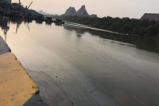 Hải Phòng: Vỡ đường ống, 7.000 lít dầu của Công ty Chinfon tràn phủ đen mặt sông