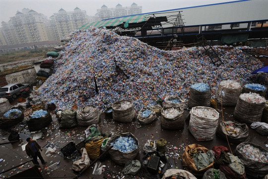 Trung Quốc: Báo động tình trạng rác thải bao bì tích tụ từ hoạt động thương mại điện tử
