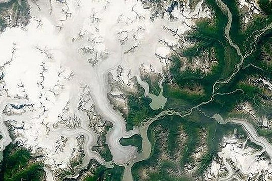 Sông băng dày nhất thế giới tan chảy vì biến đổi khí hậu