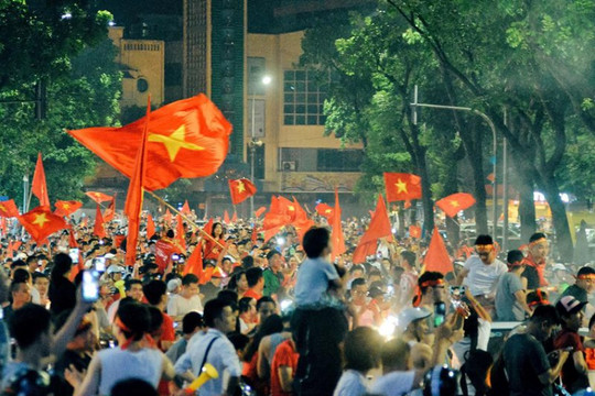 Hà Nội: Hàng ngàn người đổ ra đường ăn mừng chiến thắng của đội tuyển Việt Nam trước đội tuyển UAE