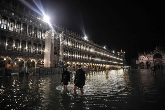 Thủy triều cao kỷ lục chưa từng có trong 50 năm “nhấn chìm” Venice trong “biển nước”
