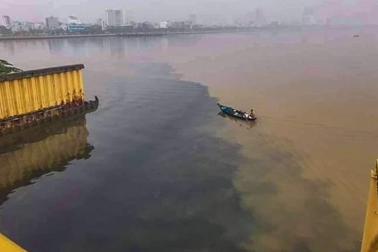 Đà Nẵng: Nguyên nhân nước thải đen ngòm bốc mùi bị xả lén ra sông Hàn