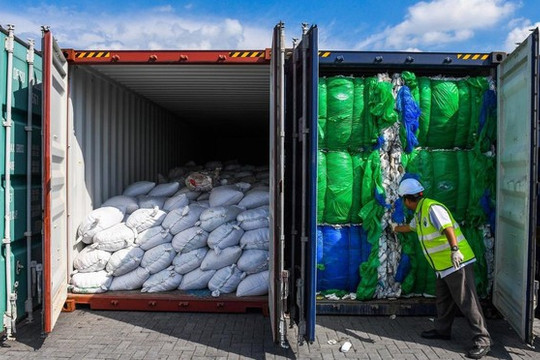 Malaysia gửi trả lại 42 container chất thải nhựa về Anh