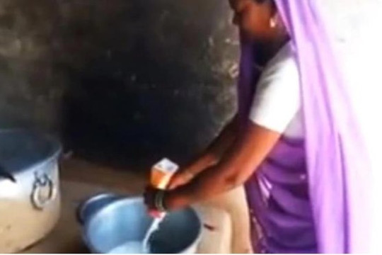 Ấn Độ:  Phát hiện vụ pha loãng sữa trong bữa ăn trưa tại trường tiểu học