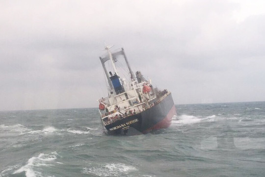Vụ chìm tàu 9000 tấn trên biển Hà Tĩnh: 180 tấn dầu bắt đầu tràn