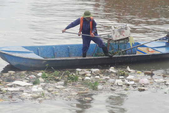 Rác thải nhựa tràn lan sông Sài Gòn