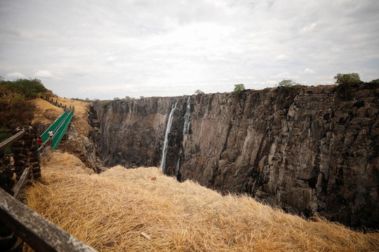 Biến đổi khí hậu khiến thác Victoria cao 100 m gần cạn khô