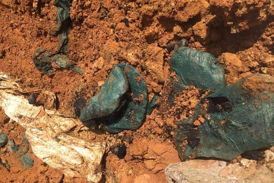 Chất ‘lạ’ chôn trộm ở Sóc Sơn: Các hố chôn là chất thải nguy hại chứa axit hữu cơ