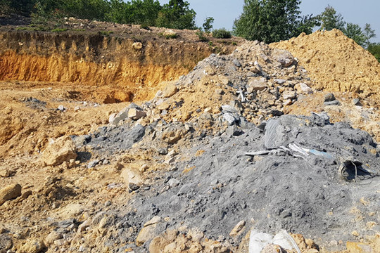 Vụ chôn lấp trái phép chất thải ở Sóc Sơn: Chủ tịch Hà Nội yêu cầu làm rõ